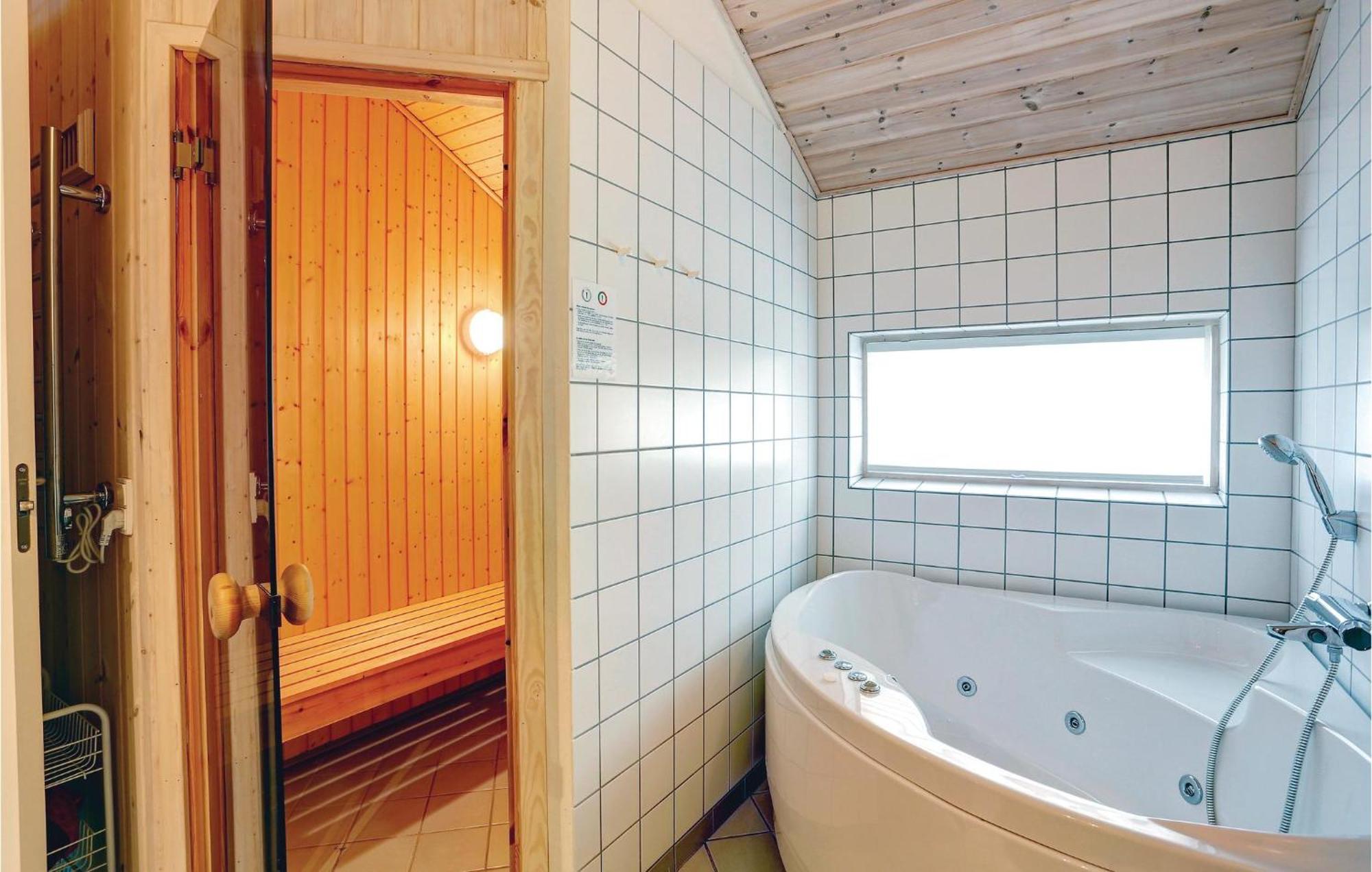 Awesome Home In Nexo With Sauna Snogebæk Екстериор снимка